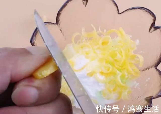 衣服越洗越黄，妈妈教我放2粒这东西，洗完衣服又白又新，贼干净