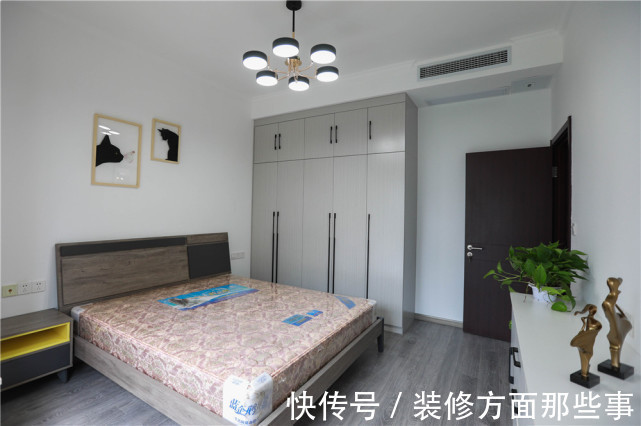 简洁|113平现代风三居室，在客厅黑灰中加入跳跃的亮色点缀