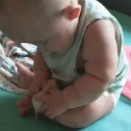 隔辈亲|爷爷给宝宝买只小鸡，宝宝喜欢得不得了，做出的动作却让爷爷着急