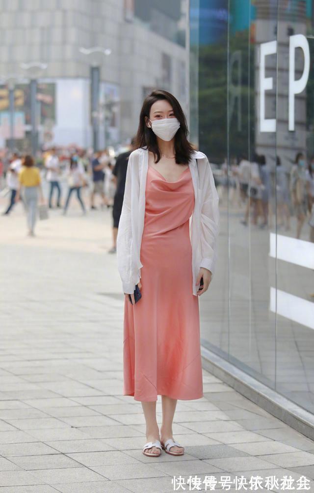 身材 学会对比才能发现美,开叉裙不仅很显身材,还能穿出惊艳感