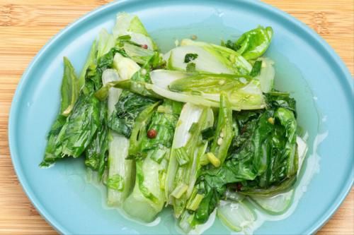 窍门|不管炒什么绿叶菜,切忌直接下锅,分享2个窍门,青菜翠绿不出水