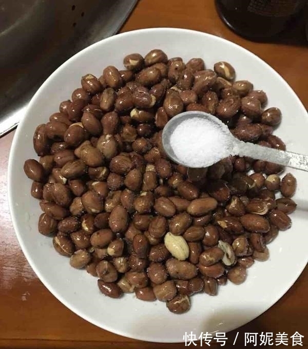 花生米|炸花生米,直接下锅炸就错了,少了这一步,花生米不酥脆,还返潮