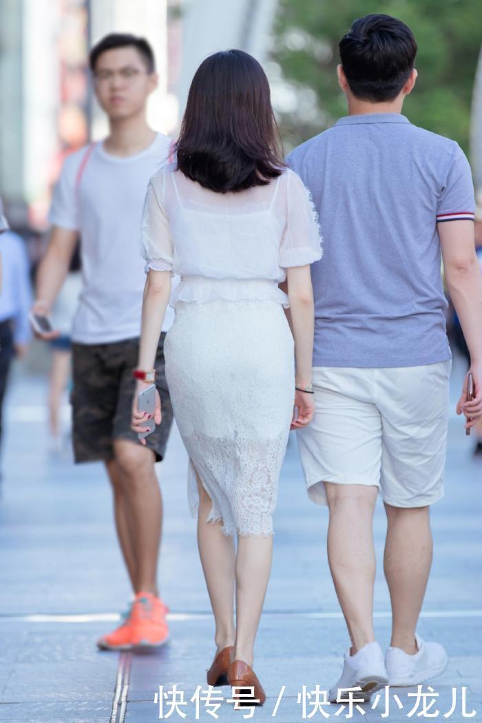 轻松展现出|半身裙的混搭,多出了几分温婉的气韵,展现出清新不失优雅的美感