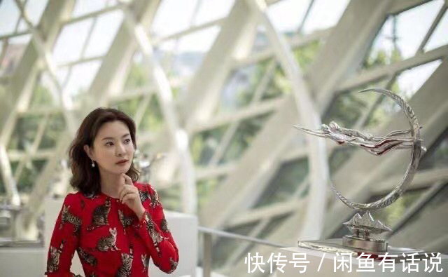 水墨感|刘芳菲气质真出色,穿“中国红”旗袍优雅大气,尽显东方女人韵味