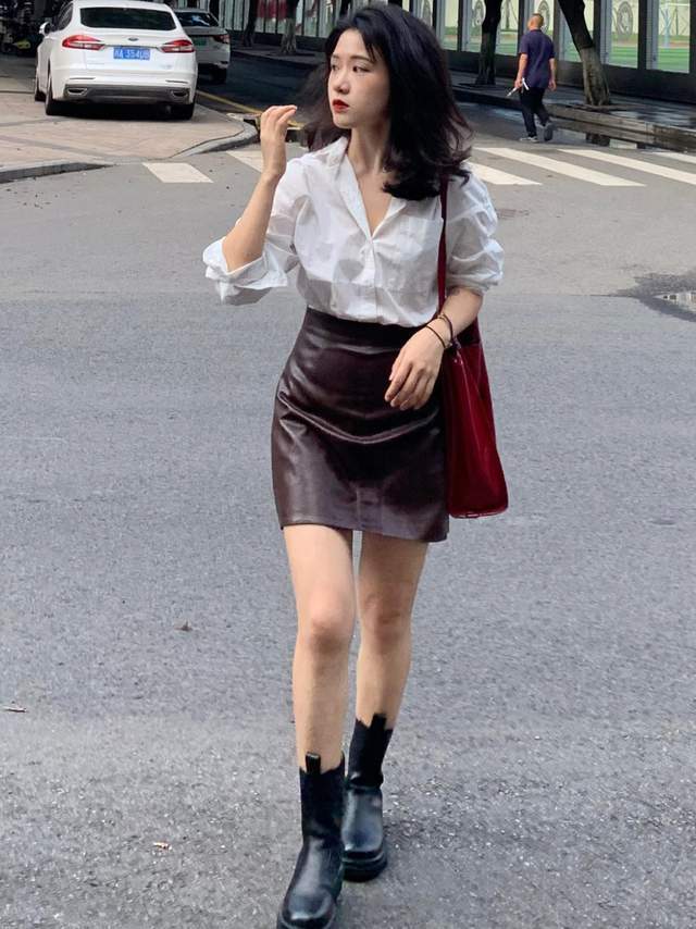 秋天|早秋的甜酷穿搭！针织开衫+牛仔裙，简约大方不做作，优雅又洋气