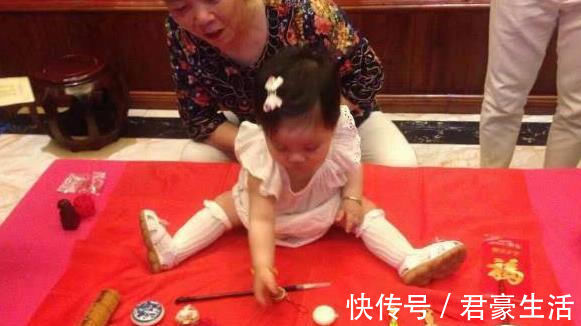 宝宝|1岁宝宝抓周,紧紧抓住这样东西不撒手,奶奶直呼完了