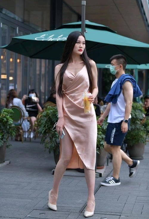 “阔太”都爱穿真丝吊带裙，高雅华贵，精美绝伦，太显身材！