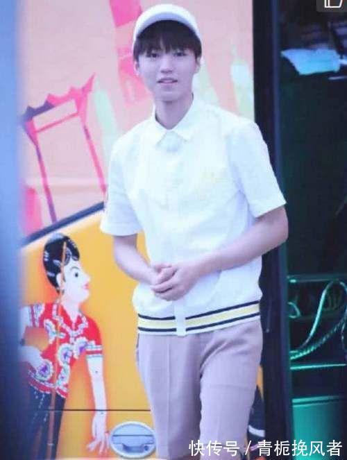 王俊凯|王俊凯和她手牵手，小凯不仅没有害羞，还笑得可甜了