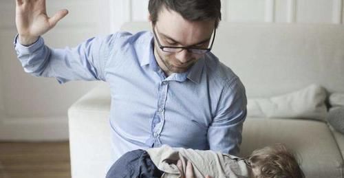 棍棒|3岁女孩没照顾好弟弟,被母亲暴力教育,大口吐血却仍要抱抱