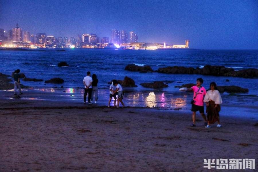 吴璟|夜青岛，看这里⑦丨海浪、清风、炫丽、爱情……这里是青岛最浪漫的海滩！