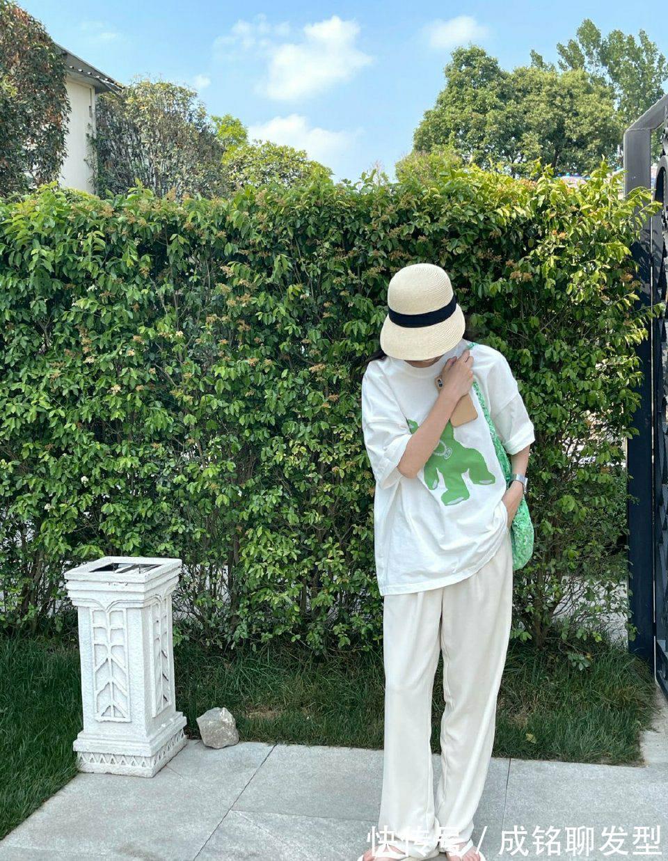 t恤|简约又显嫩的长款T恤穿搭,清爽随意不失时尚,今夏流行这样穿