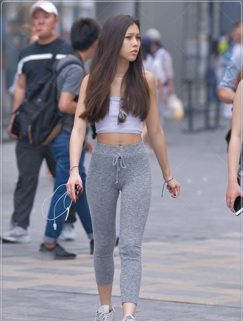 无袖短款上衣搭配灰色针织裤，简单随意，清新可人