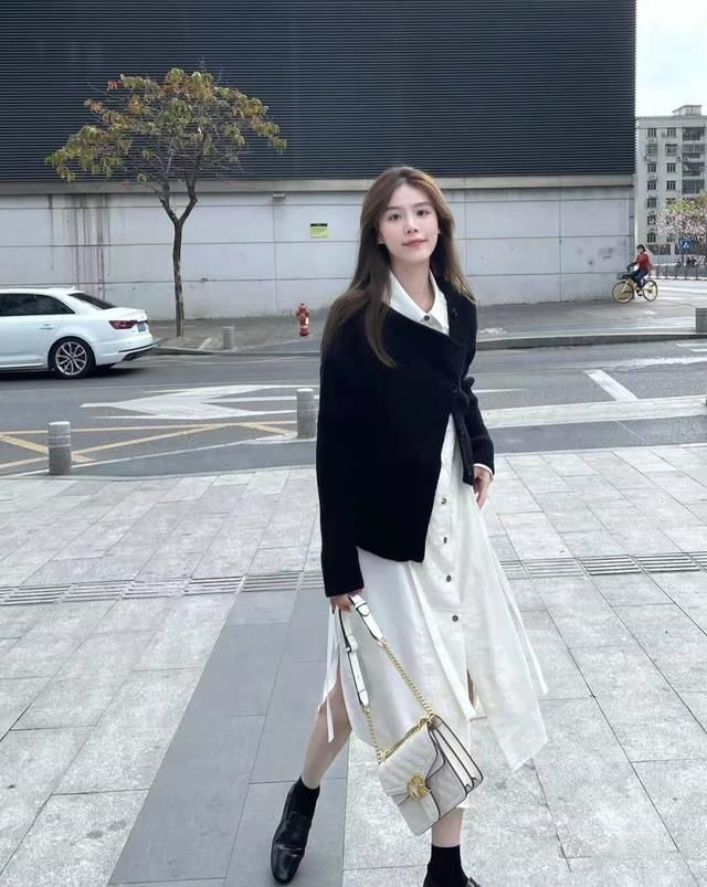 被“黑白配”穿搭圈粉了,学会这些搭配小心机,轻松展现高级时尚