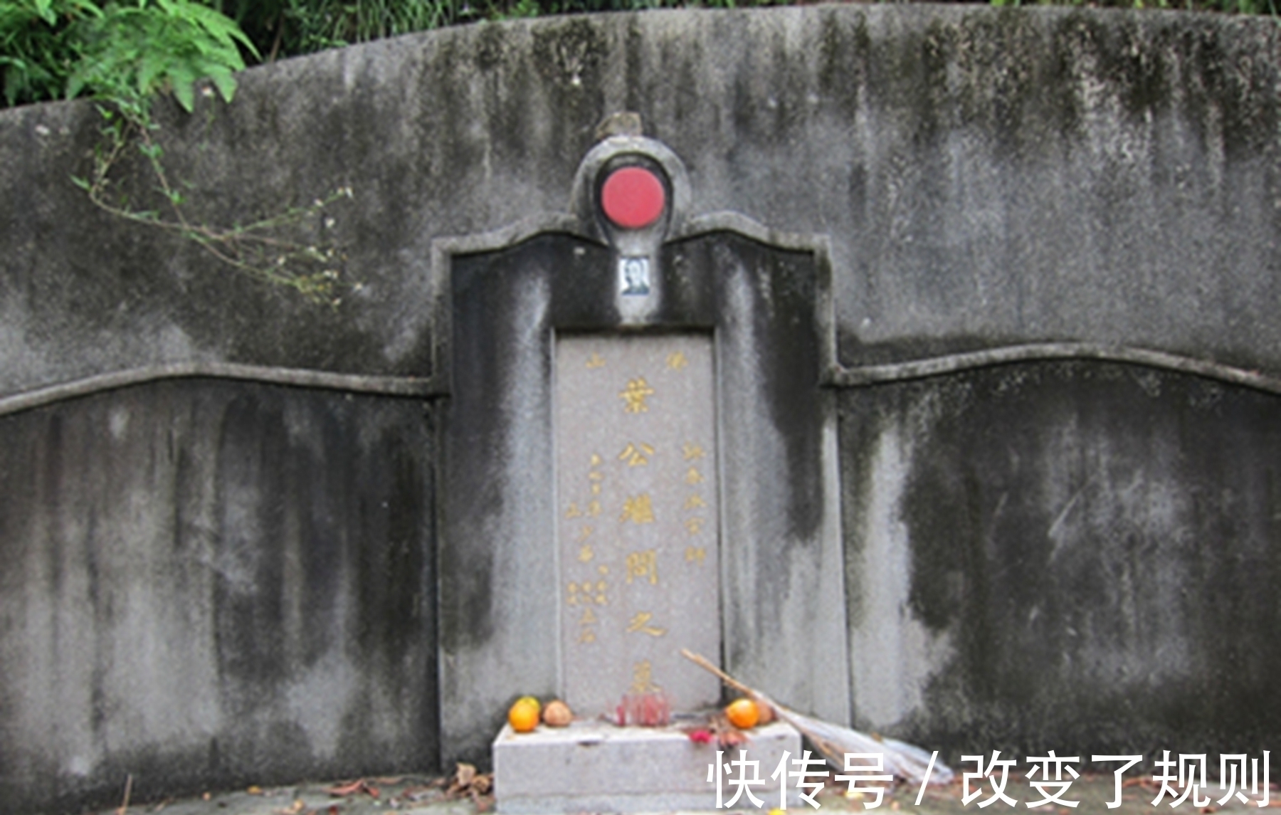 美国@先瞧瞧中国叶问的墓,再看看美国李小龙的墓,差别不是一般的大!