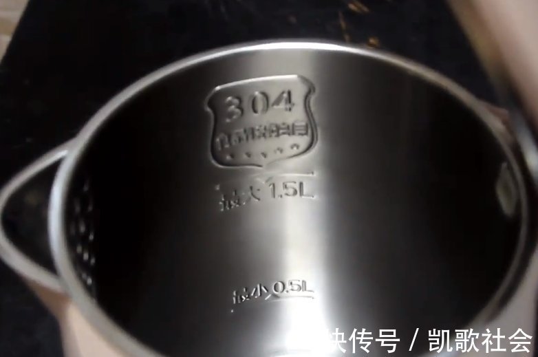 热水壶|还再用电热水壶烧水喝吗？好多人不当回事，现在清楚还不晚