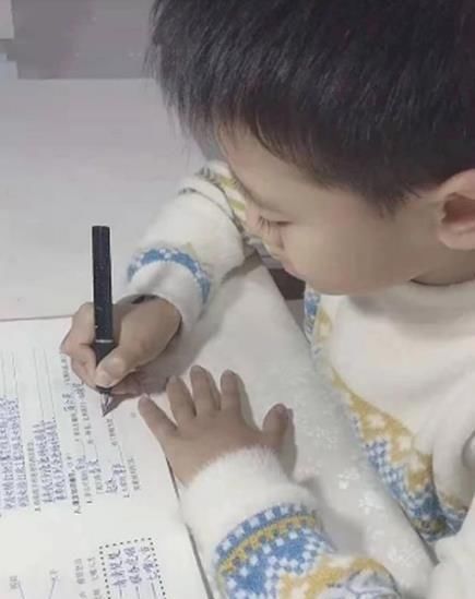 王羲之|9岁男孩写字被误认为印刷体,老师甚至不忍心扣分,网友王羲之再世