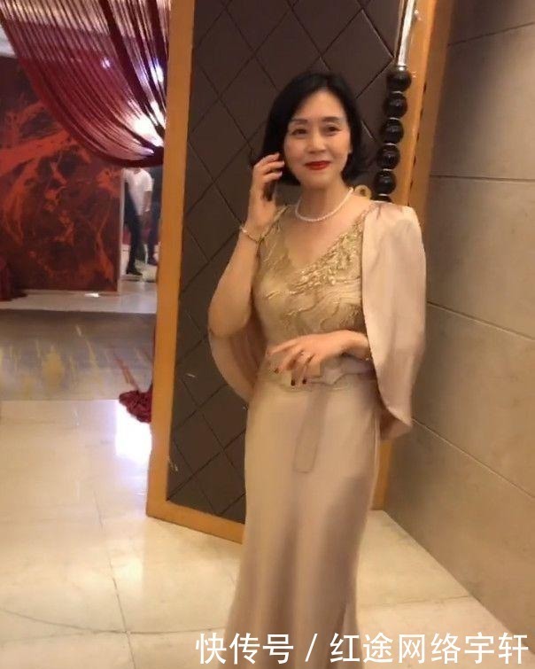“最美婆婆”抢走新娘风头，金色的连衣裙和一条披肩，优雅端庄