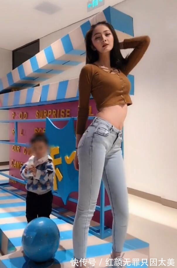 小蛮腰 美女与牛仔裤的搭配,眼神个性又不羁