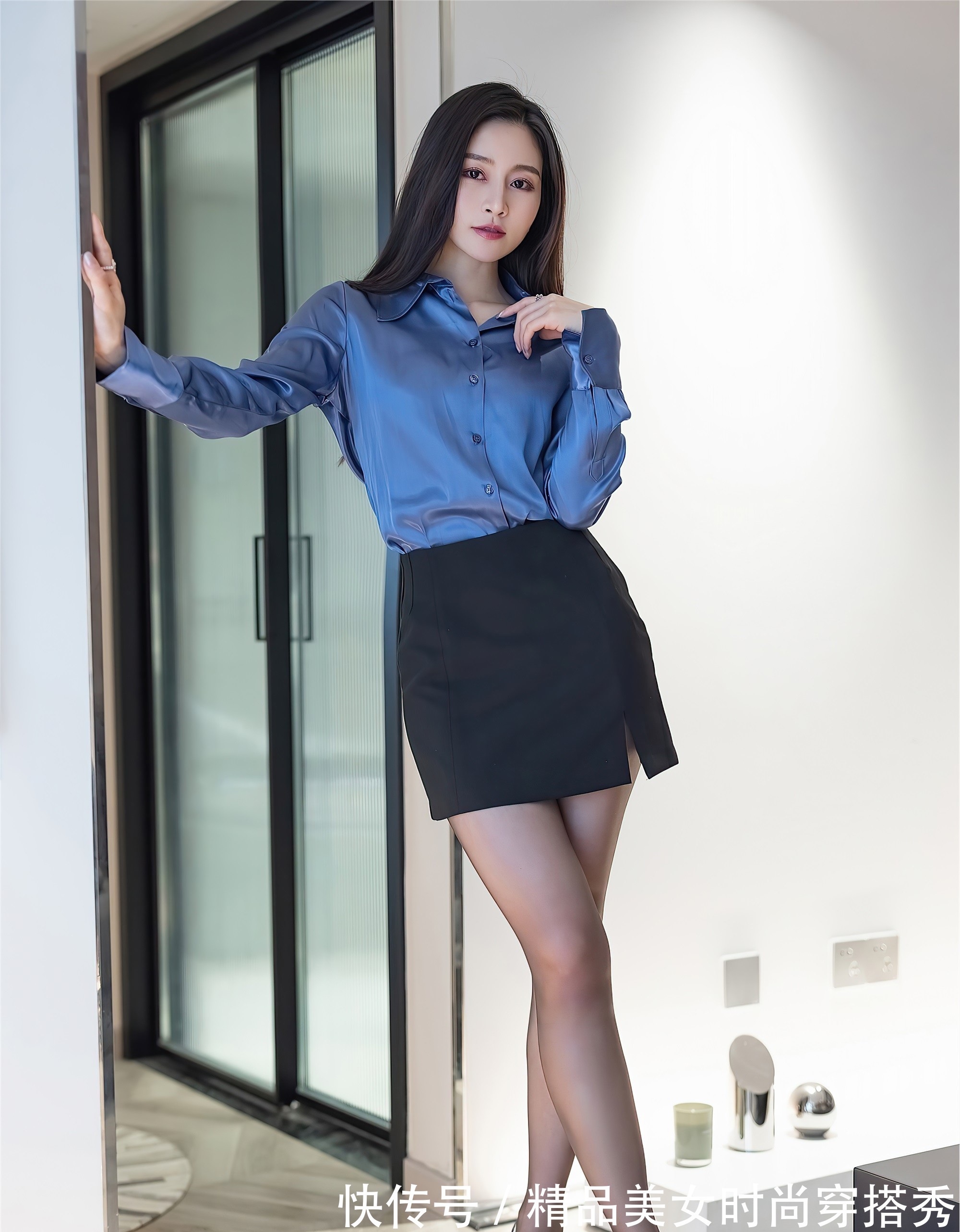 高跟鞋 简约有质感的衬衫,搭配黑色的短裙与精致的高跟鞋,绽放女性魅力