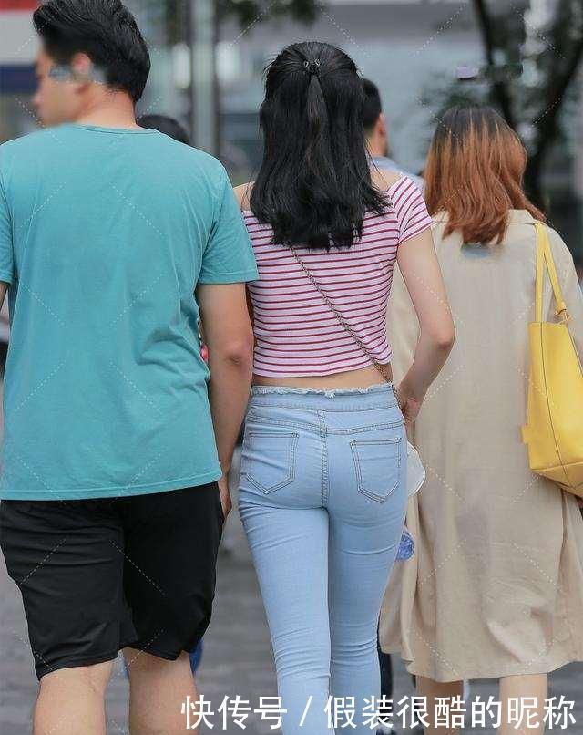花色|花色时尚长袖搭配蓝色牛仔打底裤，身材的比例，活泼类色调