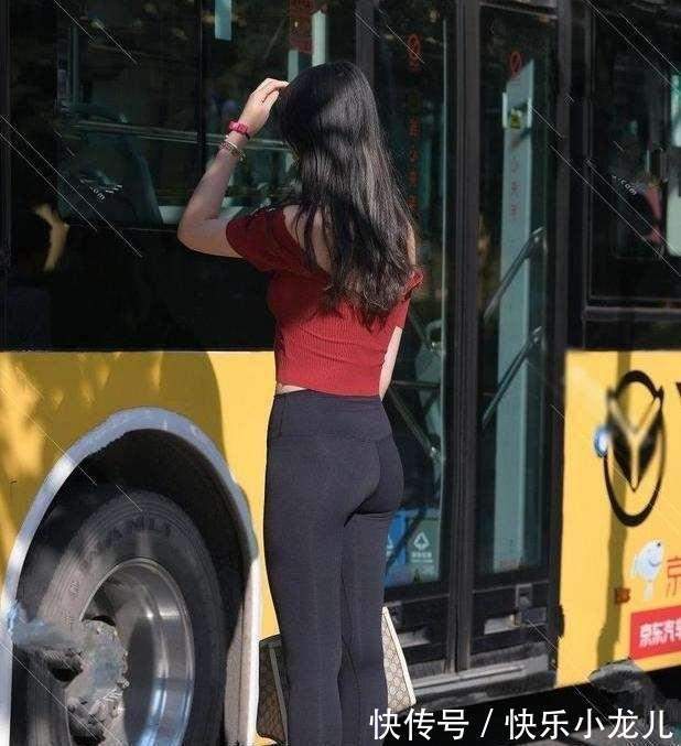 白衬衫 柳腰花态的瑜伽裤美女,让造型美感升级,格外美丽