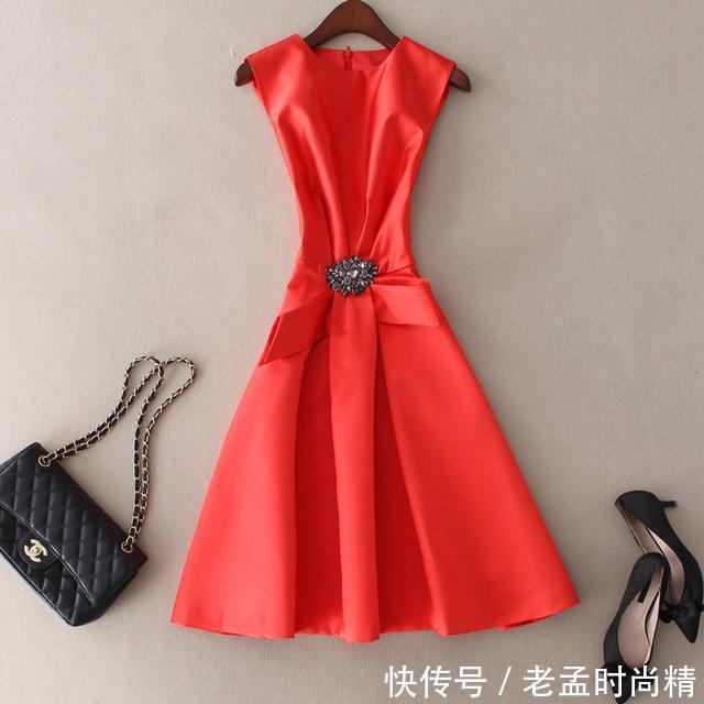 刺绣 修身A字裙,30岁的女性都这么穿,更添一抹韵味