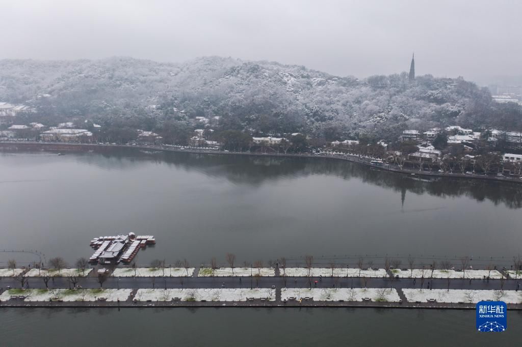 新年|杭州西湖迎来新年初雪