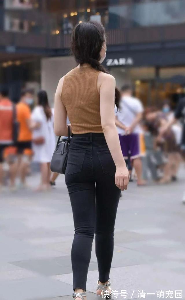 搭配|黄色V领长袖上衣搭配浅蓝色打底裤，简单搭配，休闲时尚