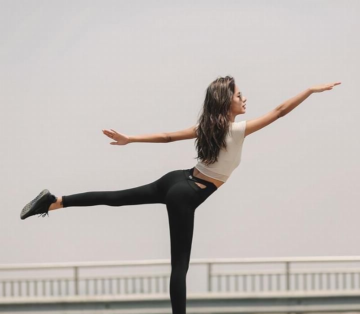 女人再美, 也要一条外穿“紧身裤”, 瞧下图, 那叫一个迷人