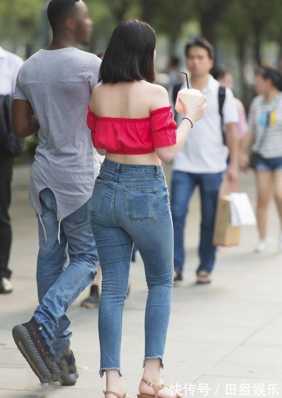 惊艳 “烂大街”的牛仔裤,只要你稍加搭配,同样呈现意想不到的惊艳!