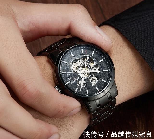 表戴在左手|为什么“戴手表”要在左手?男人必要了解一下,不要一问三不知!