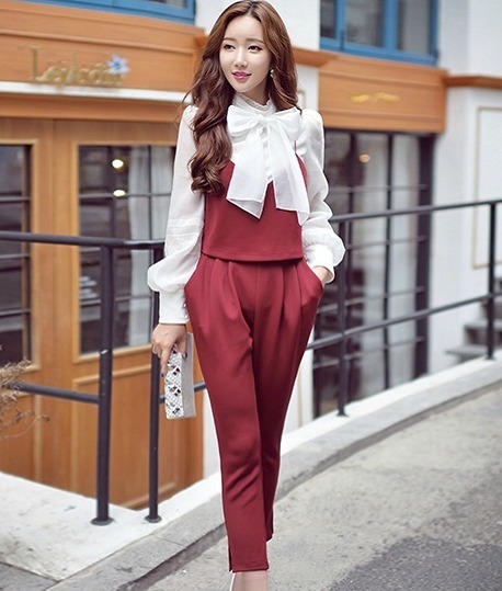 气质|美女一身红白套装,显气质又显身材!