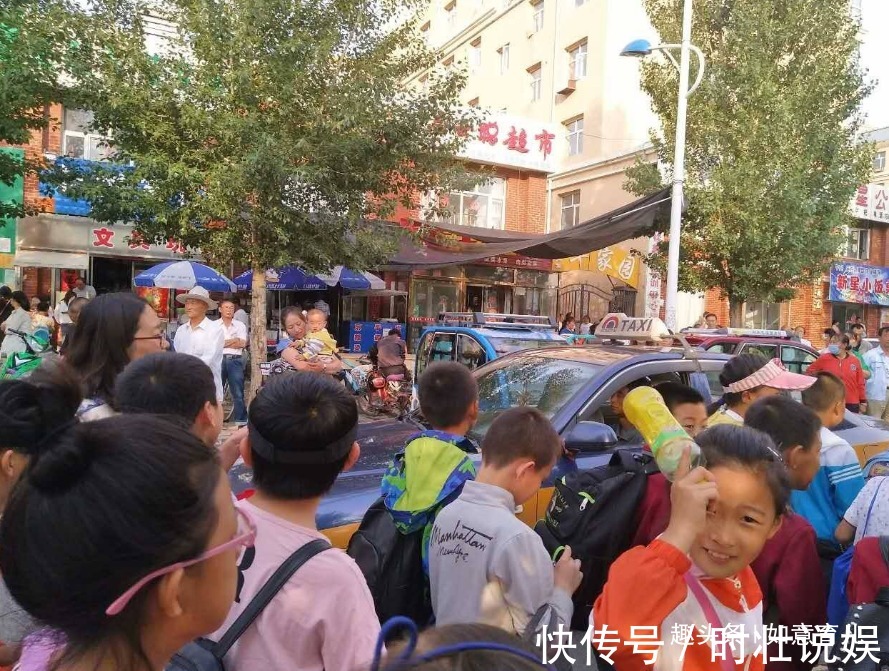 爷爷奶奶|谁来接送孩子上下学,其实说明了很多家庭的问题,第一种是最合适