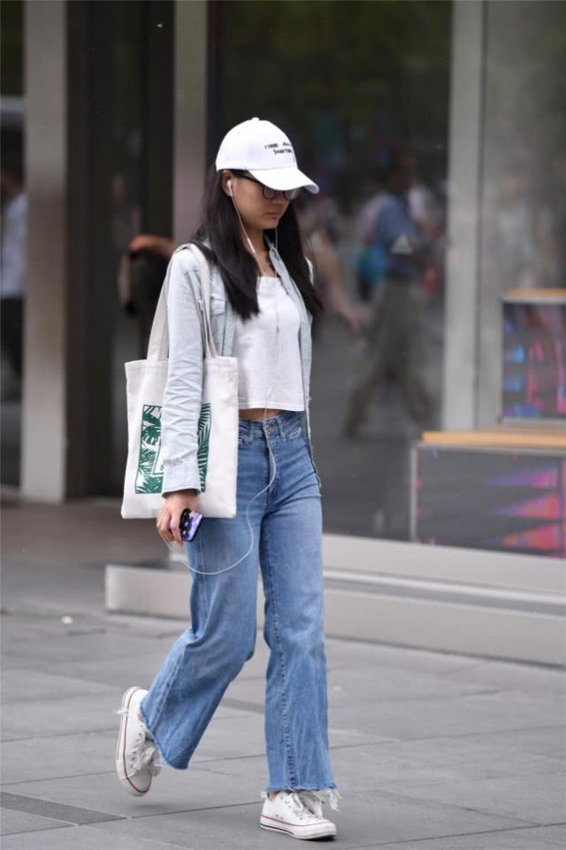 街拍:小姐姐穿搭花色连衣裙,戴着墨镜,非常时髦