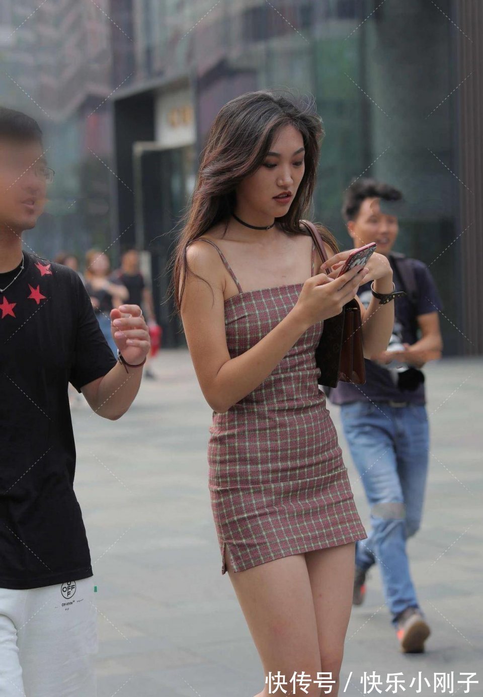 格子裙 这美女也太“壮”了吧,和旁边的闺蜜形成巨大反差,真的不好驾驭