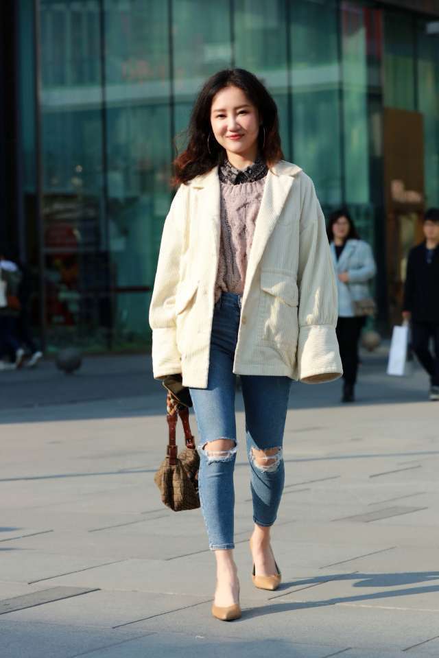  款式|街拍：常规款式搭配永远受到女士的青睐