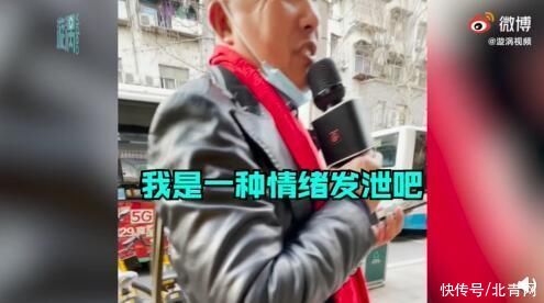 5旬男子多次求职失败街头唱歌，男子：我疯了，唱歌是为了发泄