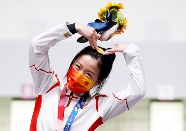 oy|杨倩参加清华大学奖励大会，穿黑色西服现身！和帅气男同学合影