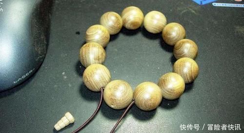 木板|垃圾堆里随手捡了个破木板,自己做成手串被告知是金丝楠