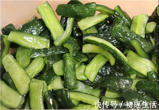 原来腌黄瓜这么简单，一次做5斤，2小时就能吃，放3个月都不变质
