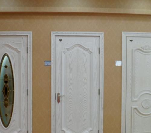 安装|家里装修工人这样给你安装木门，别验收先，赶紧让他返工