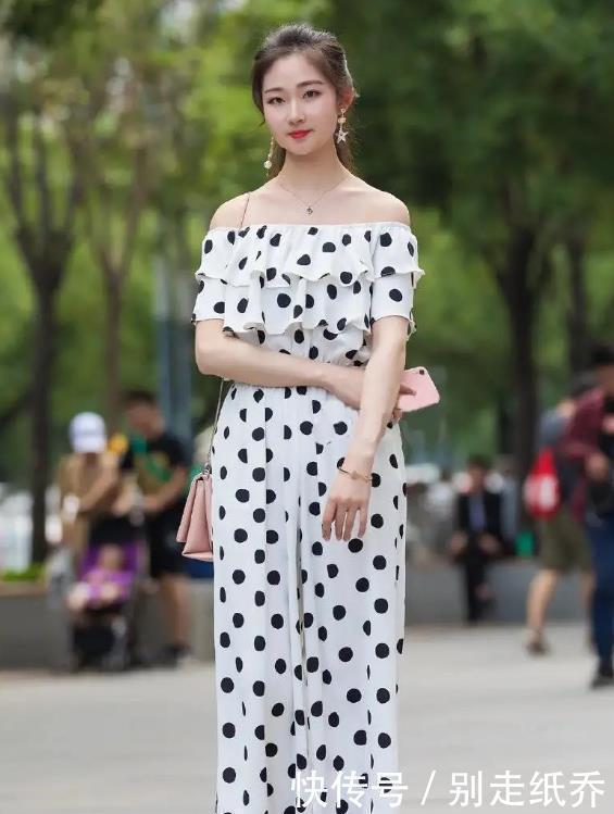 设计|路人街拍,“短裤+T恤”已过时,今年流行“波点裙”,好精致