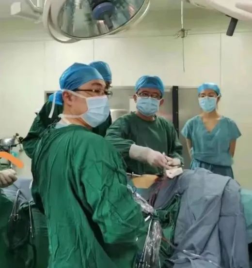 男子|怎么吞下去的？男子被20厘米烤肉簽穿肺…