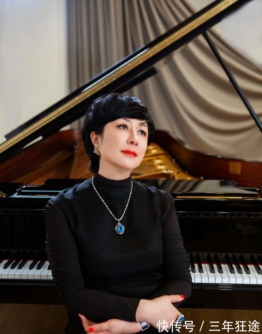 音乐会#从书桌到舞台,作家贝拉要把她的《幸存者之歌》唱给全世界去听