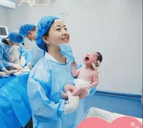 宝宝|＂渣男宝宝＂火了，刚出生就把美女护士口罩拉下，网友：必成大器