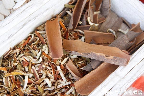 古红色|俗话说“一两陈皮一两金”,坚持用陈皮泡水喝,你会收获这些好处