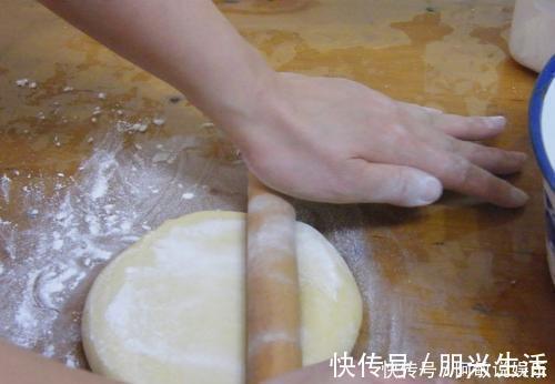 面团|自己在家做手擀面时,教你一招,面条爽滑又劲道,越吃越上瘾