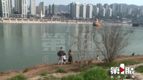 低薪|暖阳太诱人 市民三五成群江边撒欢