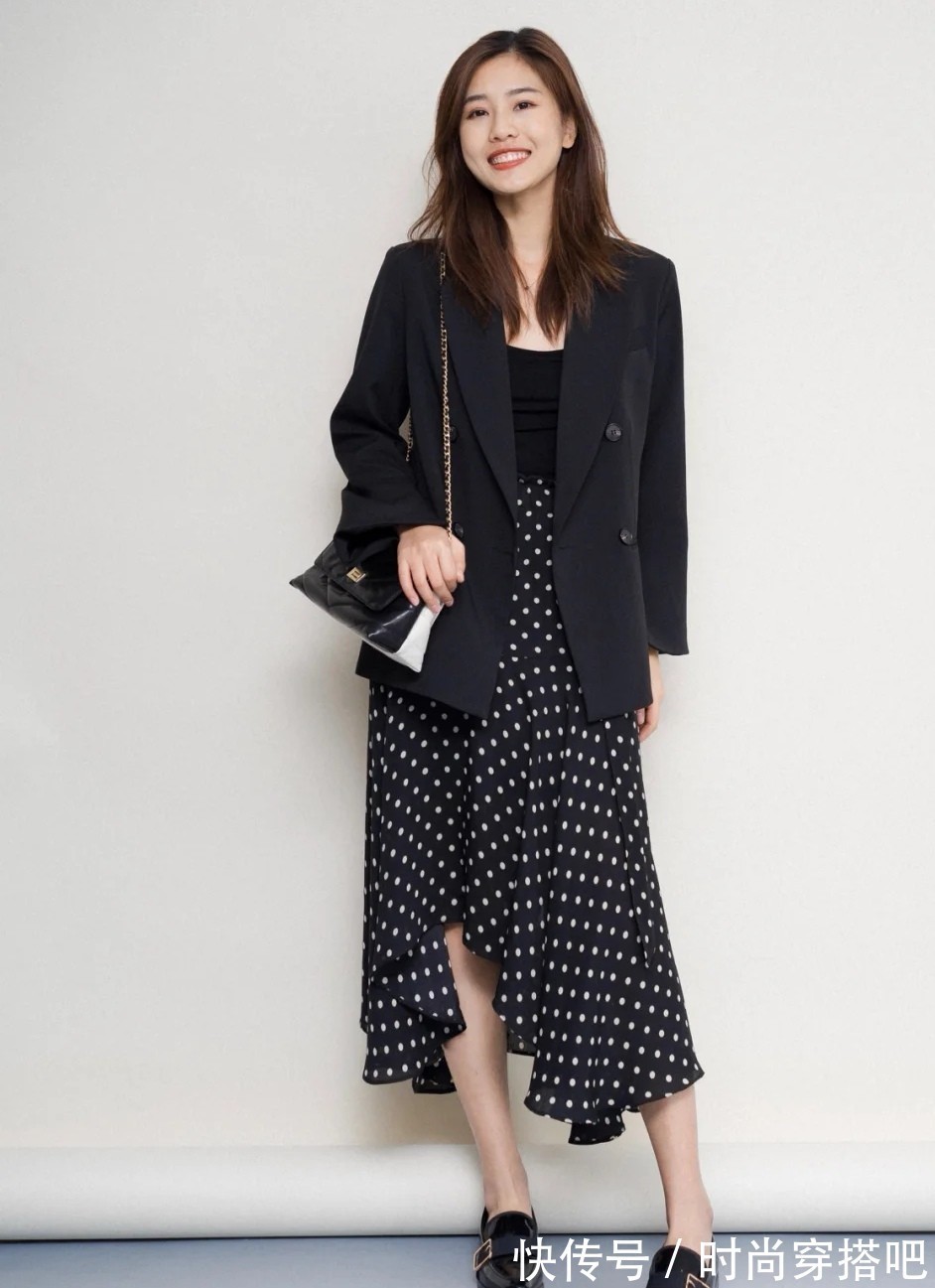 时髦 穿腻了极简风、基础款,春天换成“波点元素”时髦搭配,元气减龄