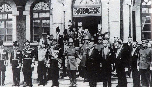 至今|清亡后,14万皇族去哪了?至今还有人穿龙袍,为血脉纯正近亲结婚